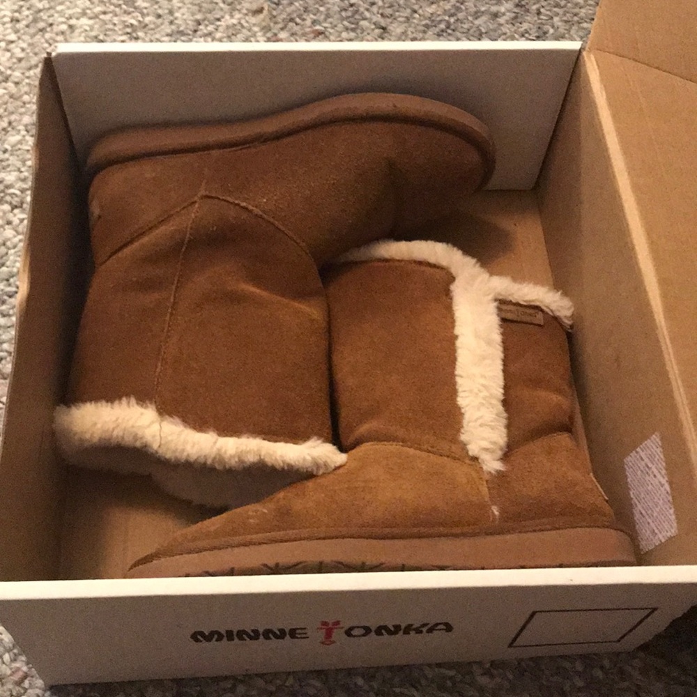 Minnetonka Suede Chatham Short Boots